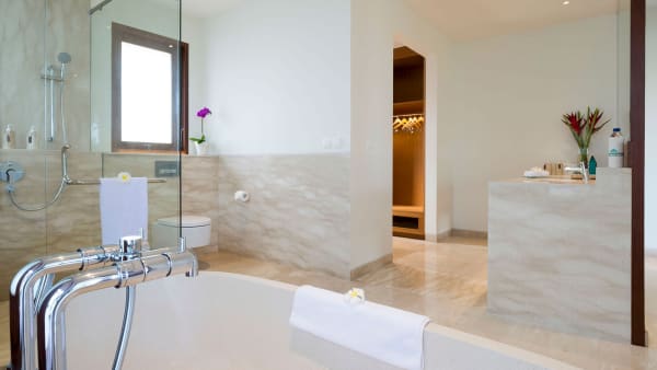 Pandawa Cliff Estate - Villa Markisa - Guest bedroom bathroom opulence